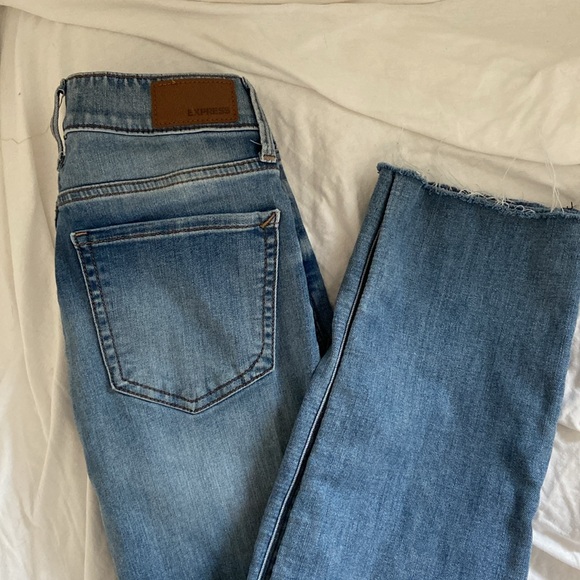 Hello! Selling a cropped pair of express jeans only worn twice - Picture 3 of 3